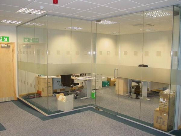 vách kính cường lực Minhanwindow.vn