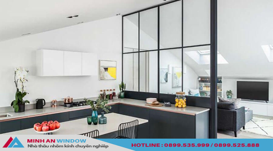 Vách kính phòng bếp tôn lên vẻ đẹp cho không gian kiến trúc phòng bếp