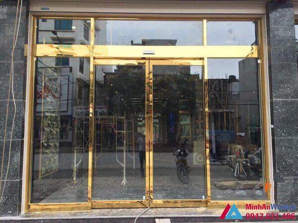 Cửa kính khung inox vàng gương - Minh An Window Đã Thi công