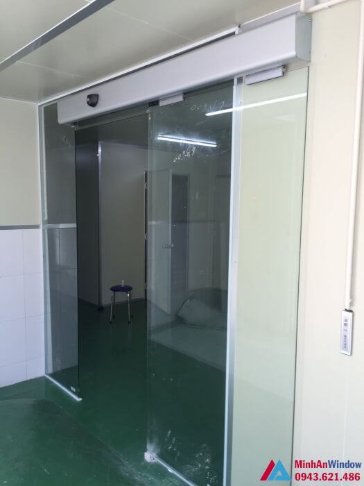 mẫu cửa kính cường lực khung bằng săt