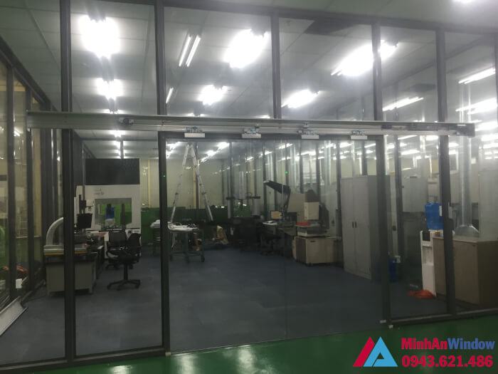 mẫu cửa kính cường lực khung sắt đẹp