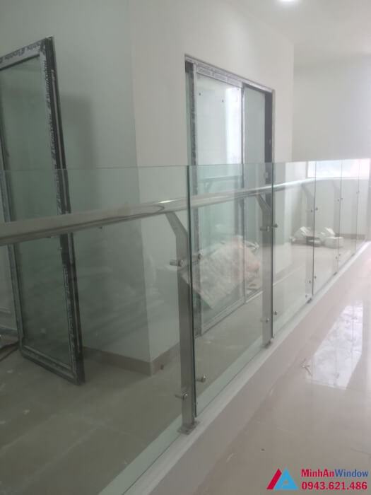 Lan can kính cường lực trụ inox, tay vin inox Lan can kính cường lực trụ inox, tay vin inox
