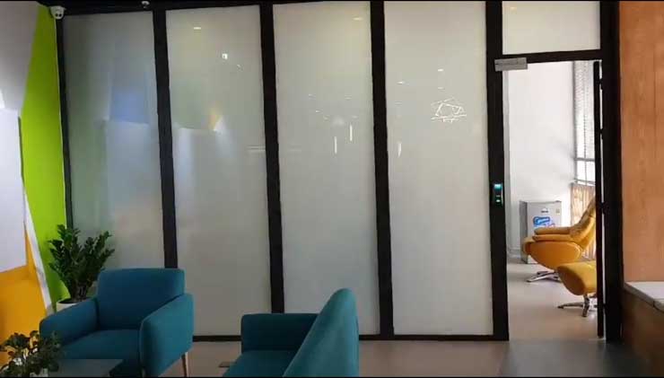 Ngăn phòng ngoài với phòng họp với kính điện thông minh Ngăn phòng ngoài với phòng họp với kính điện thông minh