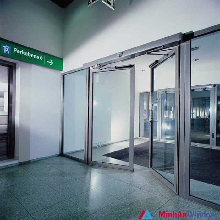 cửa kính cảm ứng