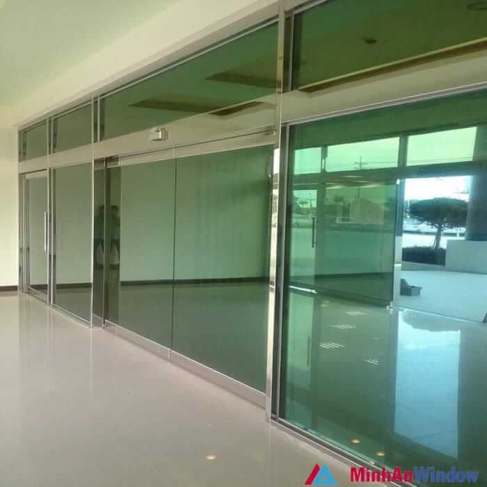 cửa kính cảm ứng
