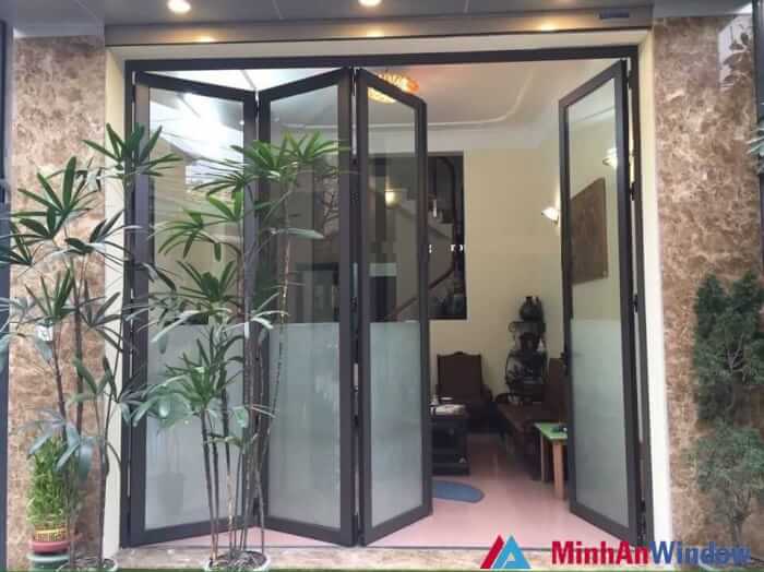 cửa kính cường lực xếp gấp