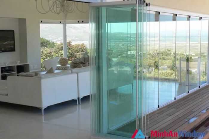 Mẫu cửa kính cường lực xếp tại khu resort< Cửa kính cường lực xếp