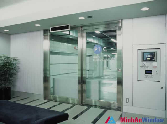 cửa kính mắt thần