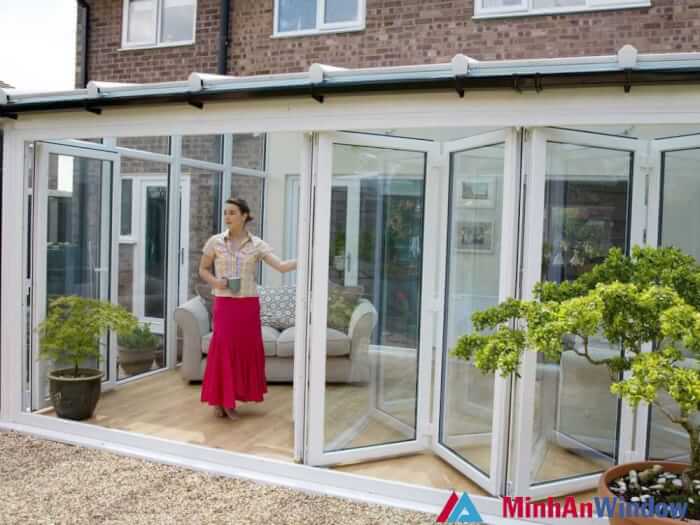 Những lưu ý khi lắp đặt và sử dụng cửa xếp lùa