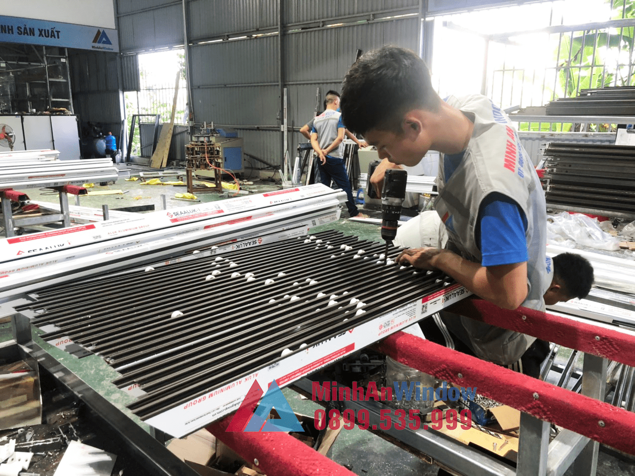 Nhân viên của Minh An Window đang tiến hành gia công sản xuất cửa nhôm kính tại Hà Nội Nhân viên của Minh An Window đang tiến hành gia công sản xuất cửa nhôm kính tại Hà Nội