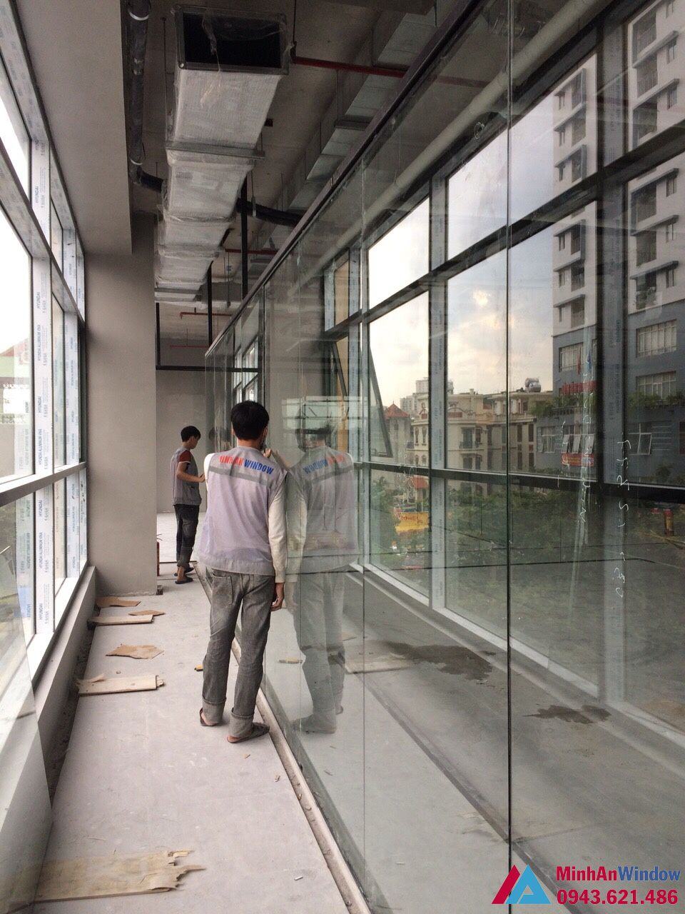 Nhân viên của Minh An Window đang tiến hành lắp đặt cửa nhôm kính tại KCN Thạch Thất - Hà Nội