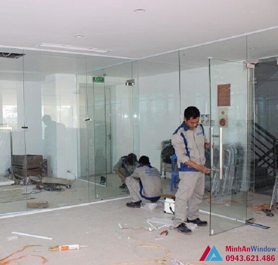 Đang thi công lắp đặt vách cửa kính cường lực Bao Gia Thi Cong Cua Kinh Cuong Luc Tai Bac Ninh