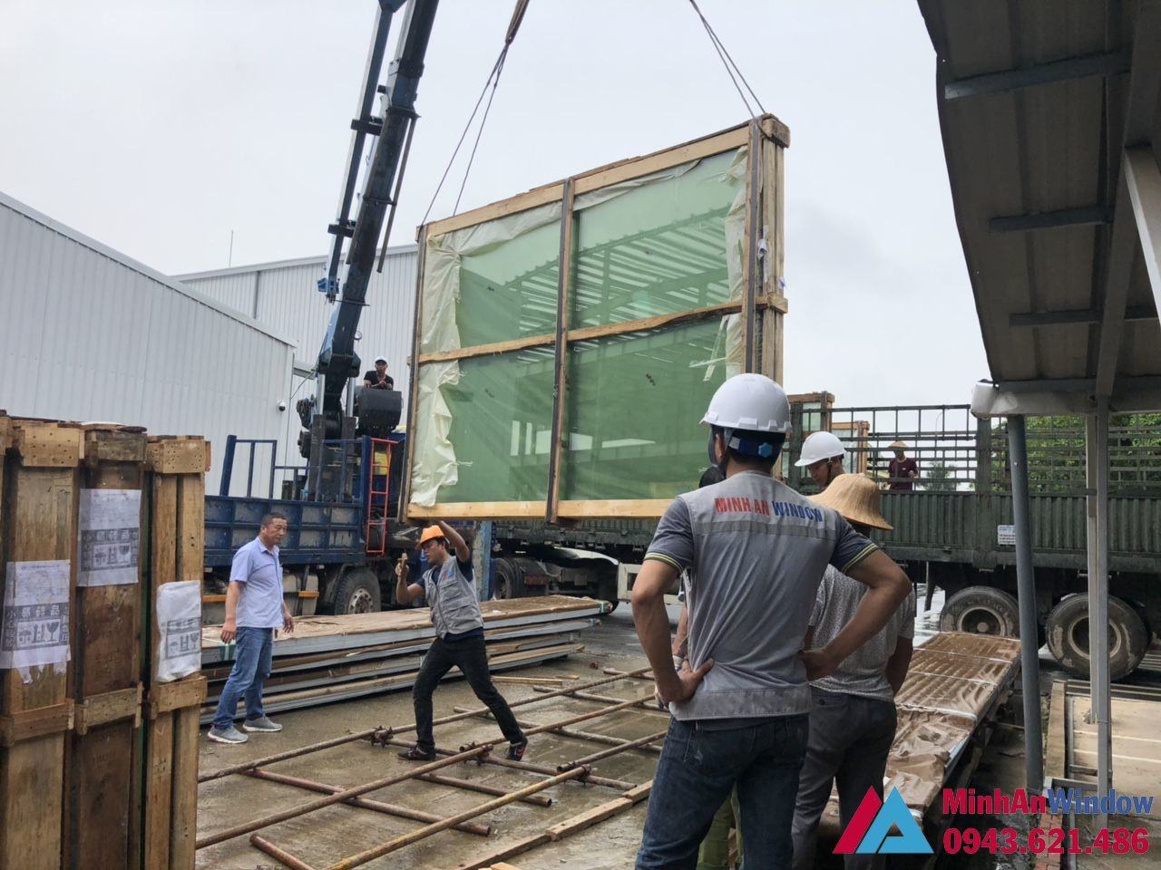 Hình ảnh công nhân đang cẩu kính cường lực Ct Mai Kinh Dan Cuong Luc Kcn Binh Xuyen 02