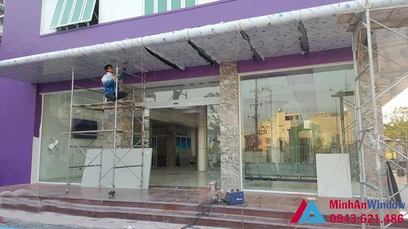 Thi công cửa tự động tại tòa nhà Hải Phòng Cua Kinh Tu Dong5