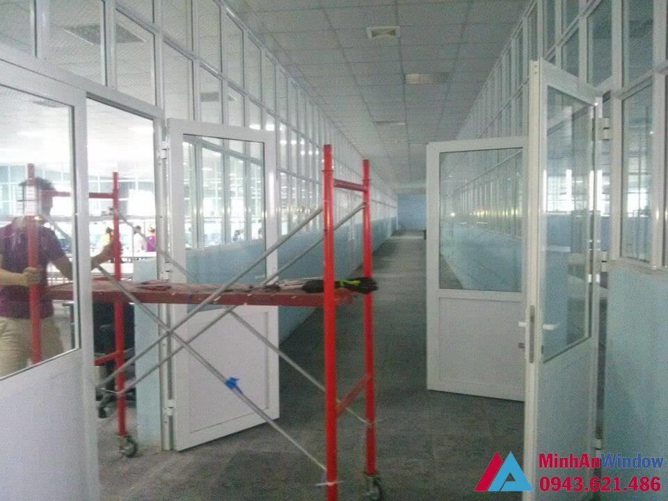 Hoàn thiện cửa nhôm kính tại nhà máy khu công nghiệp bắc giang Hoàn thiện cửa nhôm kính tại nhà máy khu công nghiệp Bắc Giang