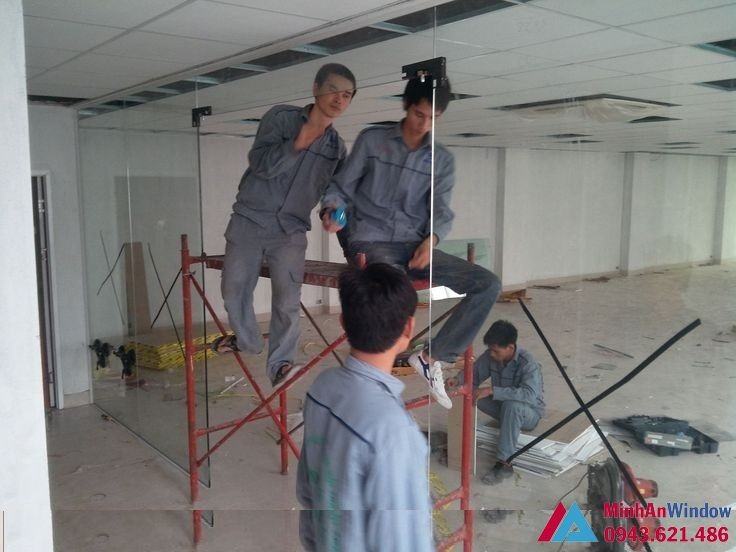 Thi công vách kính cường lực tại Sơn La Lap Cua Kinh Cuong Luc
