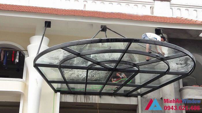 Mái kính cường lực được sử dụng phổ biến Mai Kinh