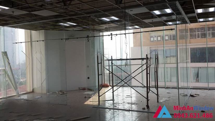 Tổng hợp 100+ mẫu cửa vách kính cường lực đẹp nhất hiện nay 5 cửa trượt 2 cánh ray ống inox