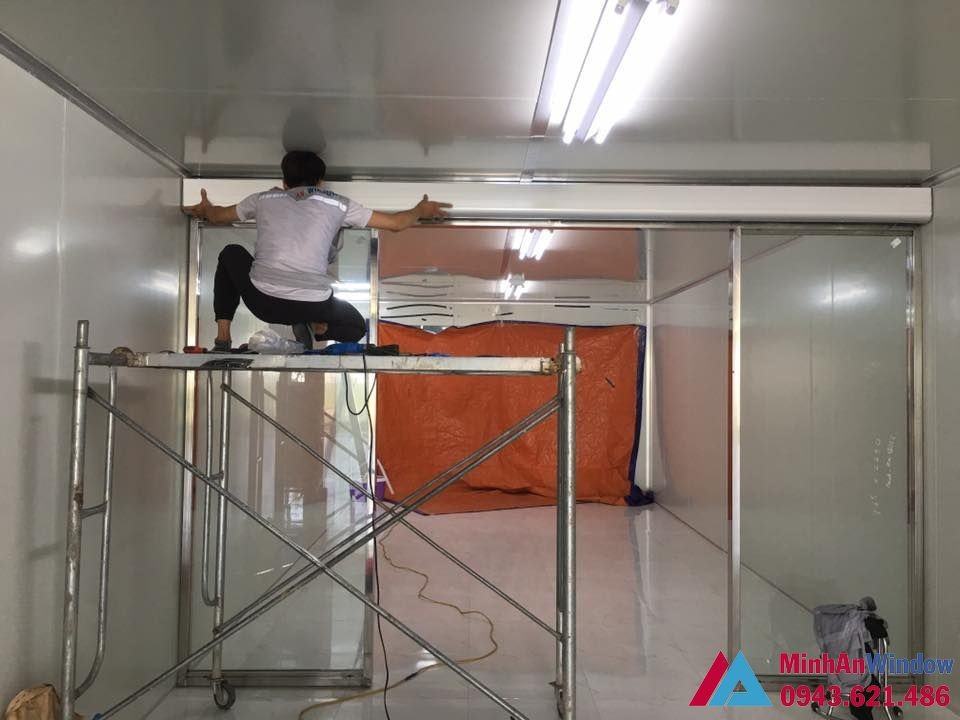Inox được kết hợp nhiều trong cửa kính Cua Kinh Khung Inox 03