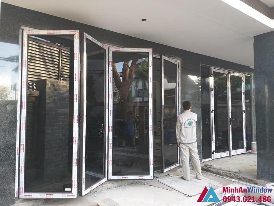 Nhân viên Minh An Window đang lắp đặt Cửa nhôm Xingfa tại Nam Định