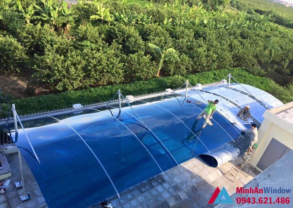 mái nhà để trông xe khung thép tròn mái nhựa đặc xanh hồ mái nhà để trông xe khung thép tròn mái nhựa đặc xanh hồ
