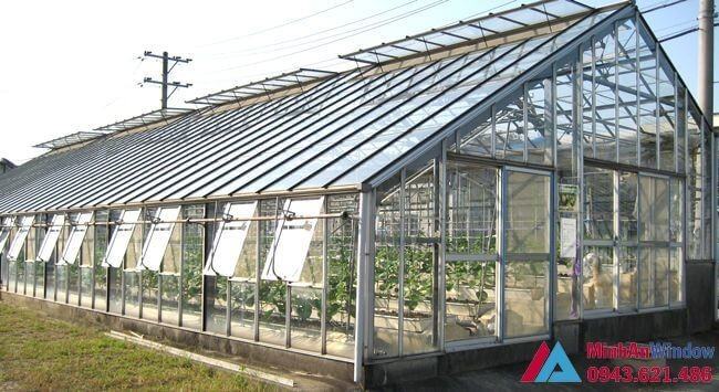 Thi công khung sắt thép kính tại Bắc Giang Nha Kinh La Gi Nhung Loi Ich Khi Thiet Ke Nha Kinh Trong Rau Sach