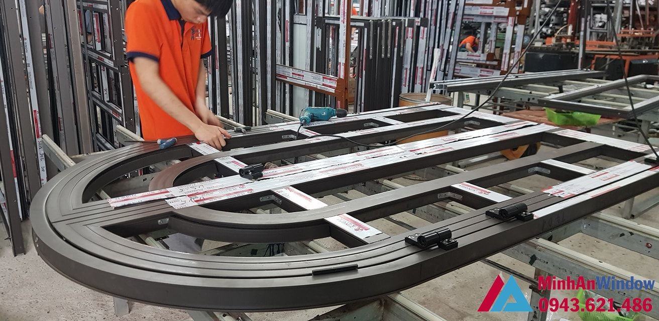 Những sản phẩm được tỉ mỉ gia công chi tiết Xuong San Xuat Nhom Kinh 04