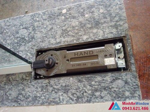 Đo đúng kích thước để chôn bản lề cho chính xác và thẩm mỹ 4 Cach Lap Ban Le Thuy Luc