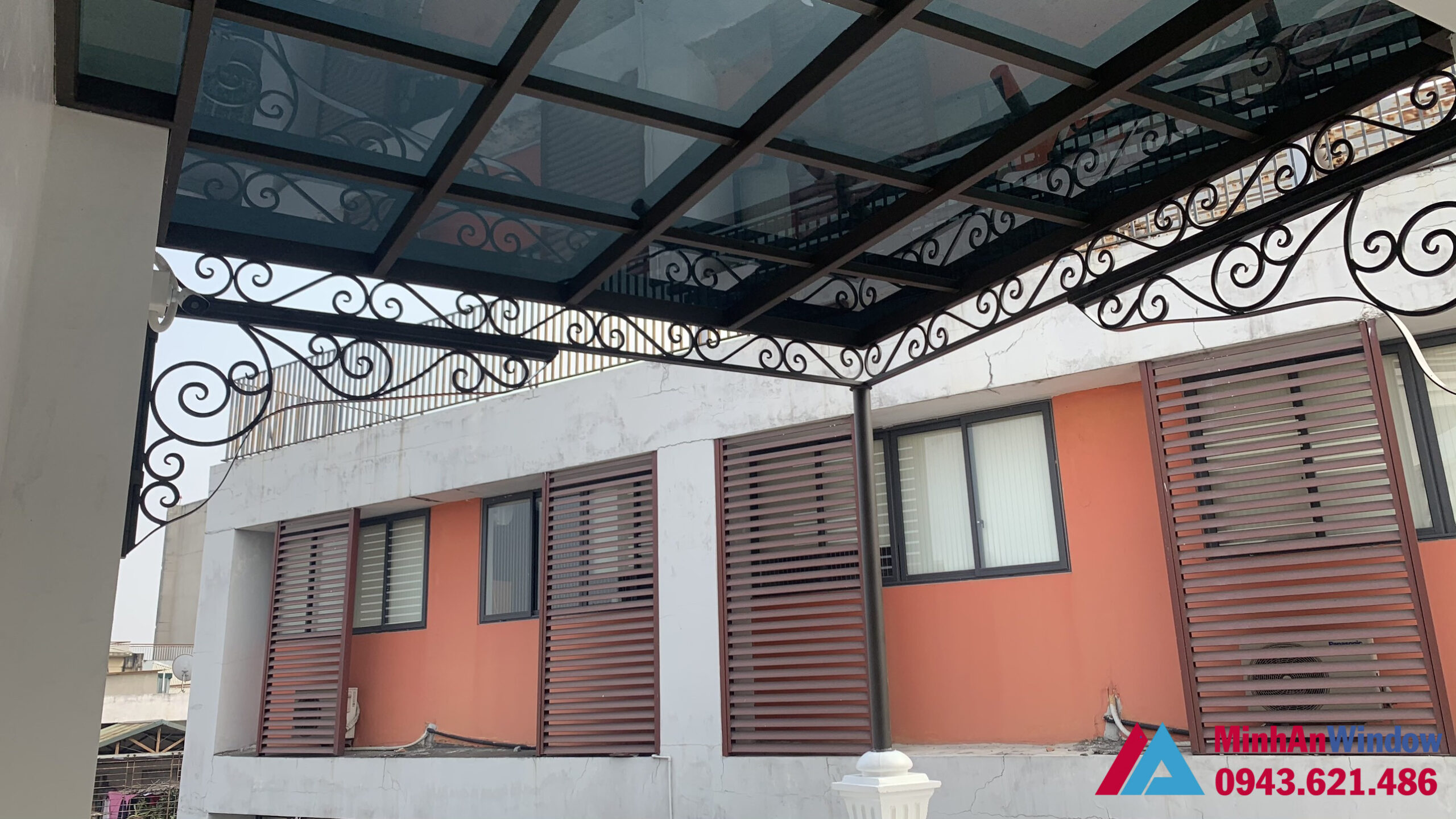 Mái kính sân thượng khung sắt cao cấp Mái kính sân thượng khung sắt cao cấp