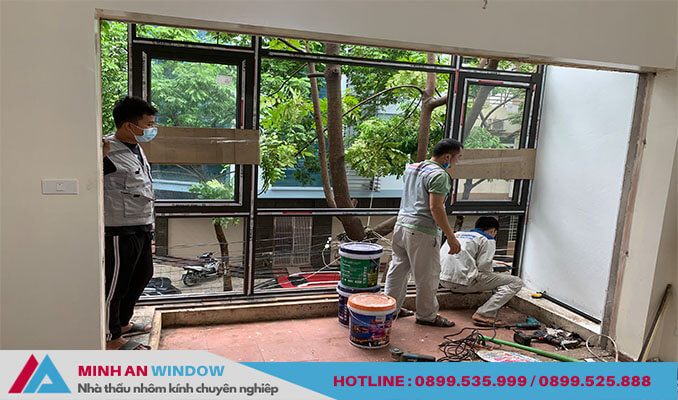 Nhân viên Minh An Window đang lắp đặt mẫu Cửa sổ nhôm kính mở hất cao cấp