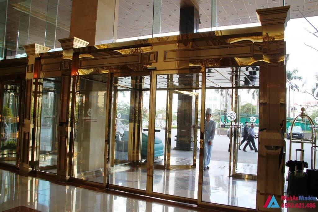 mẫu cửa kính inox vàng gương mở lùa Cua Kinh Inox Mau Vang Guong1