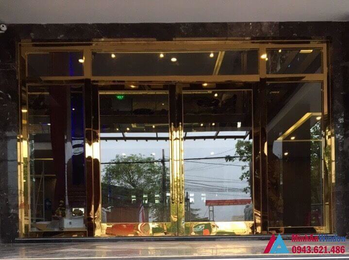 Cửa kính cường lực khung inox vàng gương cao cấp - Minh An Window đã thi công