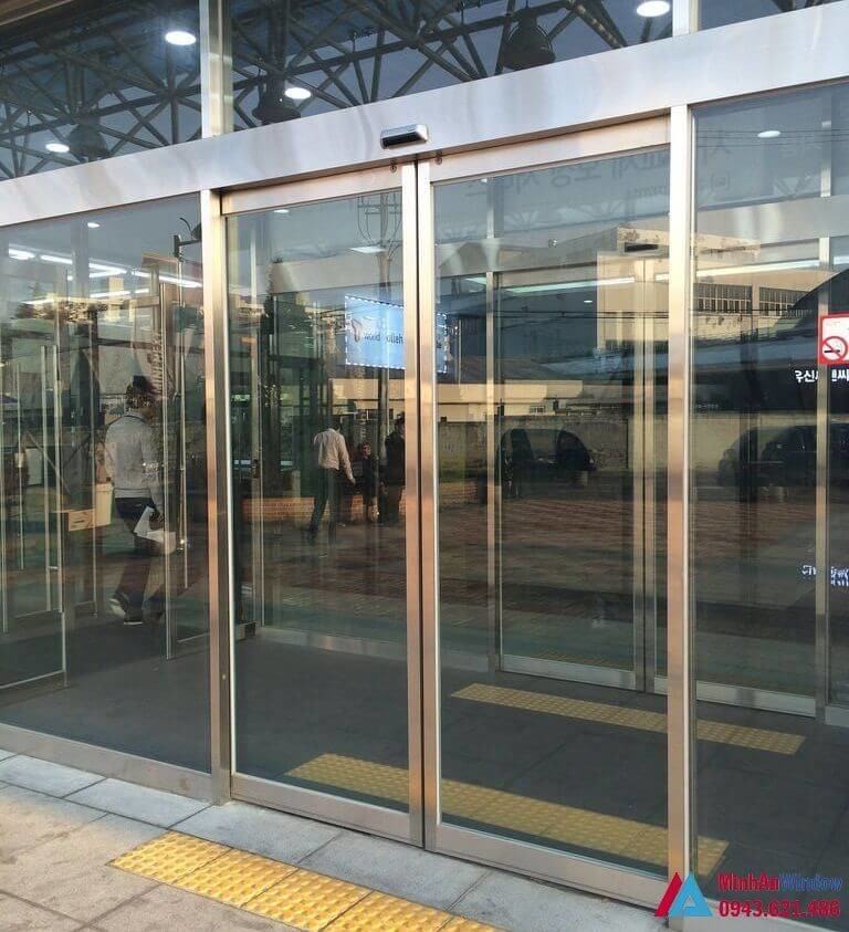 Thi Công Lắp Đặt Cửa Kính Inox Tại Thạch Thất 5 Cua Kinh Inox Tai Dan Phuong1