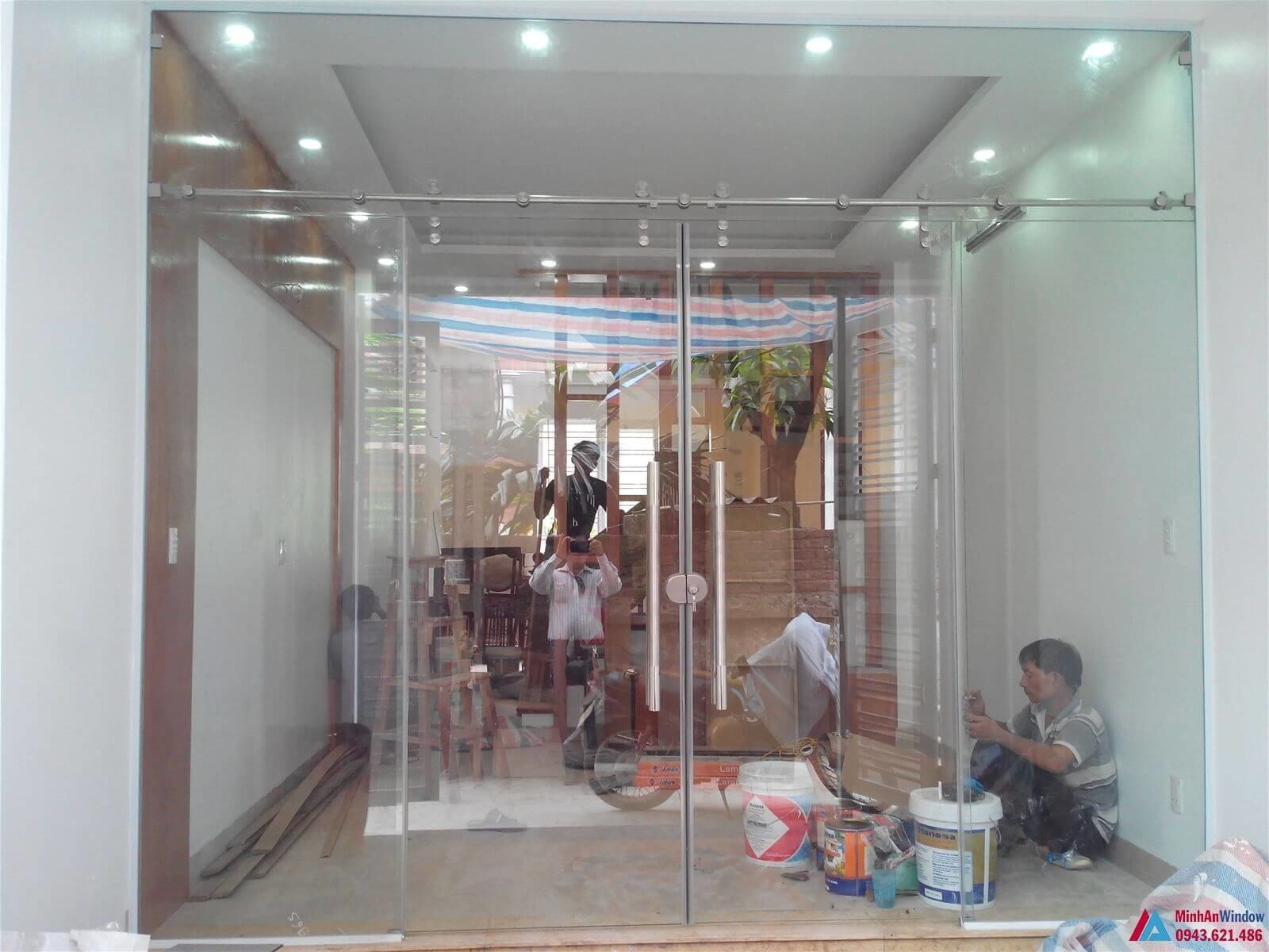 Cửa kính cường lực cánh treo tại Sơn Tây - Minh An Window đã thi công