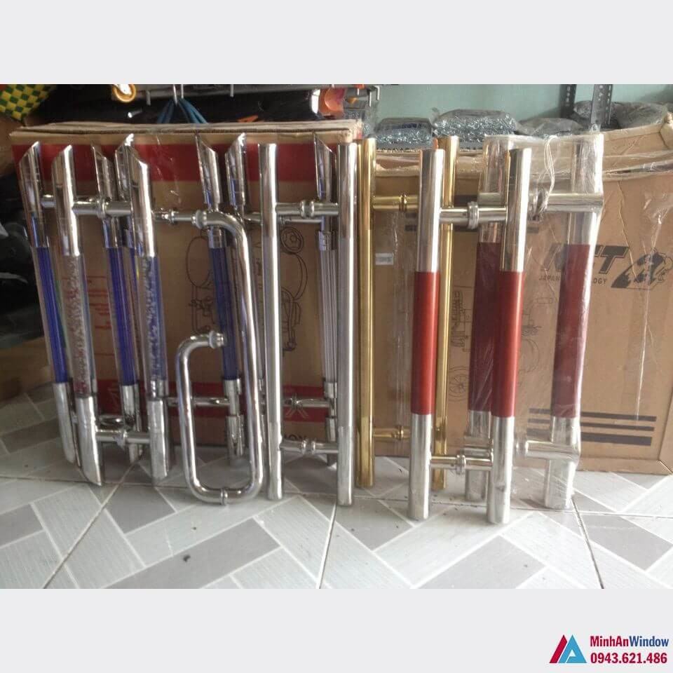 Lắp Đặt Cửa Kính Khung Inox Vàng Gương, Đen mờ, Trắng Xước 1 Lap Dat Cua Kinh Inox Mau Vang Guong3