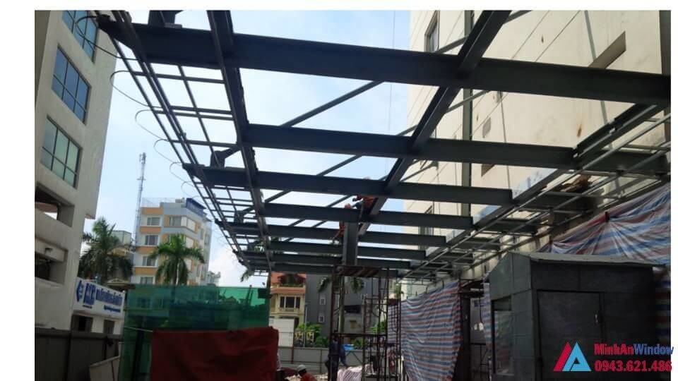 Thi Công Lắp Đặt Mái Kính Cường Lực Tại Sơn Tây 2 Mai Kinh Cuong Luc Tai Son Tay2