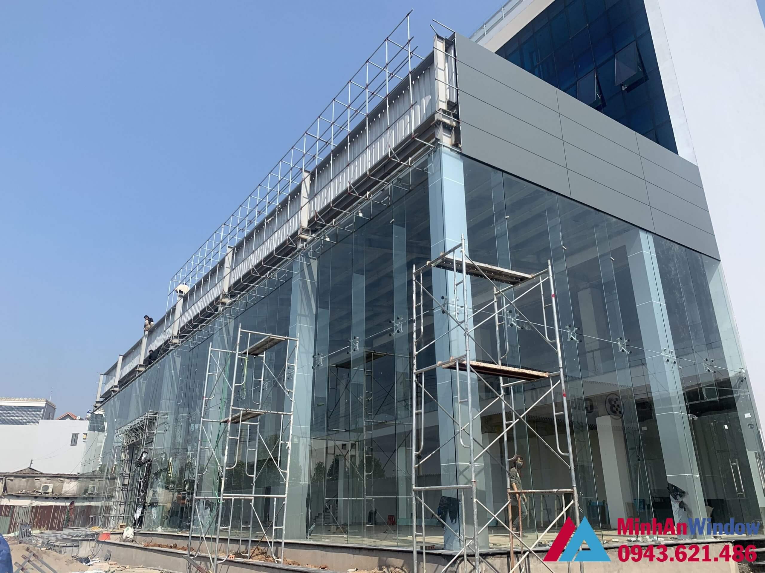 Trung tâm TM Móng Cái: vách mặt dựng kính cường lực chân nhện spider Showroom Kinh Khung Thep