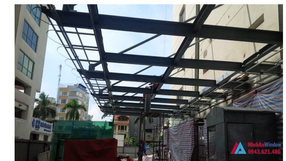 Thi Công Lắp Đặt Mái Kính Cường Lực Tại Cầu Giấy 4 Mai Kinh Cuong Luc2