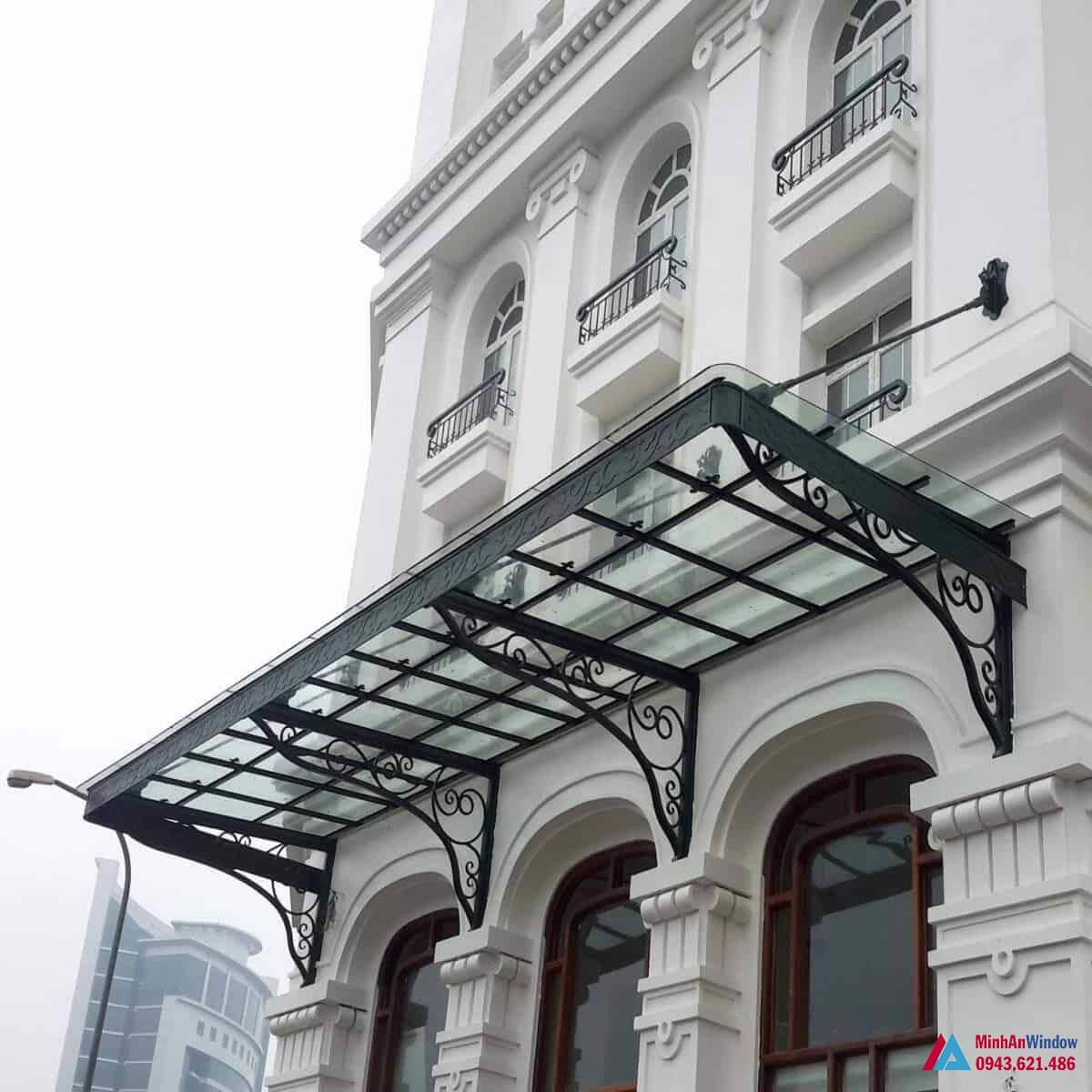 Mẫu mái kính khung sắt mỹ thuật cho biệt thự royal - Minh An Window đã thi công