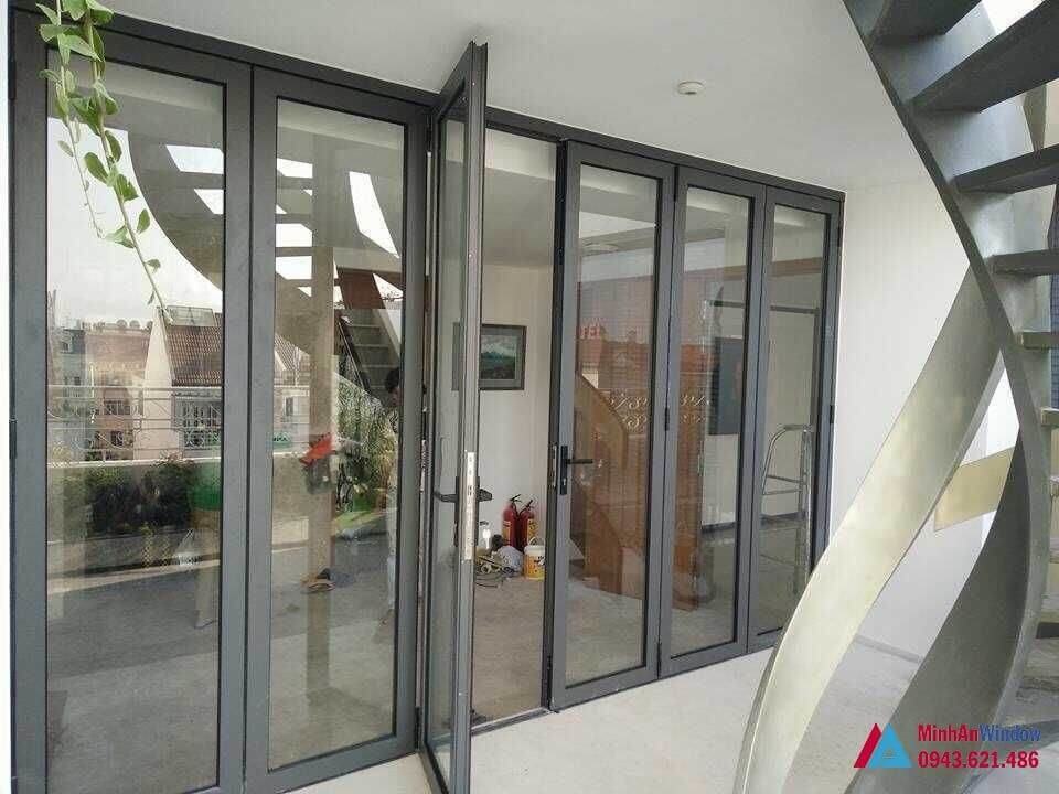 Mẫu cửa đi nhôm kính mở quay Minh An Window lắp đặt tại Lạng Sơn