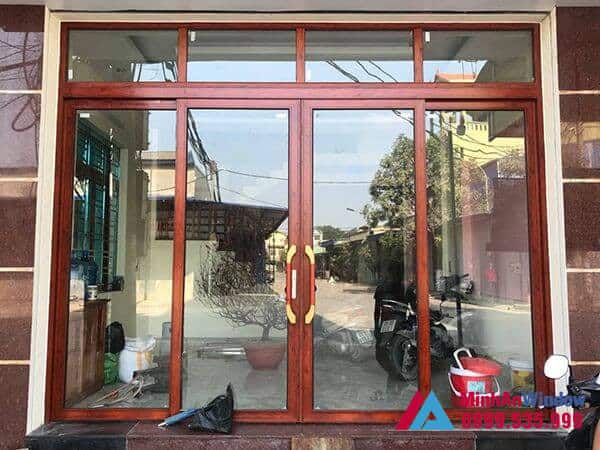 Cửa nhôm Việt Pháp hệ 4400 mở trượt 4 cánh vân gỗ Cửa nhôm Việt Pháp hệ 4400 mở trượt 4 cánh vân gỗ