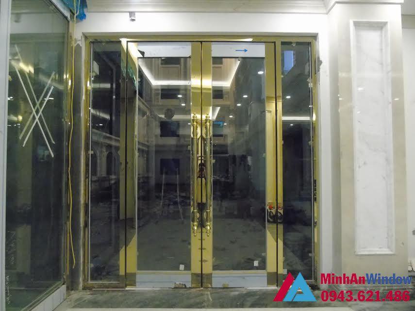 Đang lắp đặt cửa kính inox vàng gương 2 cánh Cua Thuy Luc Vang Guong1