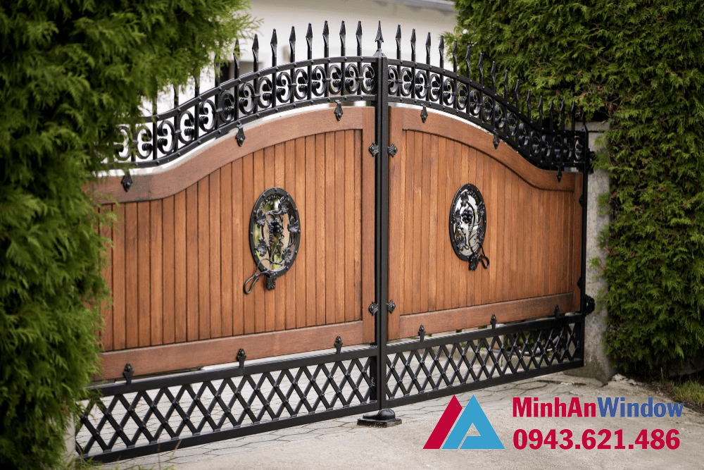 Cửa khung sắt bịt tôn cao cấp chất lượng kết hợp khung gỗ Cửa khung sắt bịt tôn cao cấp chất lượng kết hợp khung gỗ