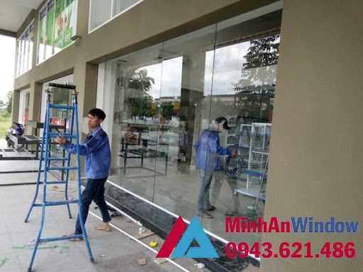 kính cường lực showroom Những Lưu Ý Trong Việc Thiết Kế Nội Thất Và Thi Công Showroom 2