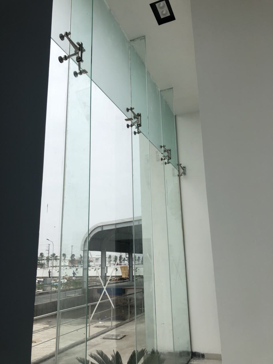 Cung cấp lắp đặt Phụ kiện inox chân nhện vách kính, mái kính chất lượng 9 chân nhện inox 304 sử dụng cho vách kính thông tầng cao