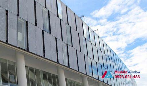 Tấm ốp alu kết hợp kính cường lực cao cấp cho các tòa nhà cao tầng Tấm ốp Alu kết hợp kính cường lực cao cấp cho các tòa nhà cao tầng