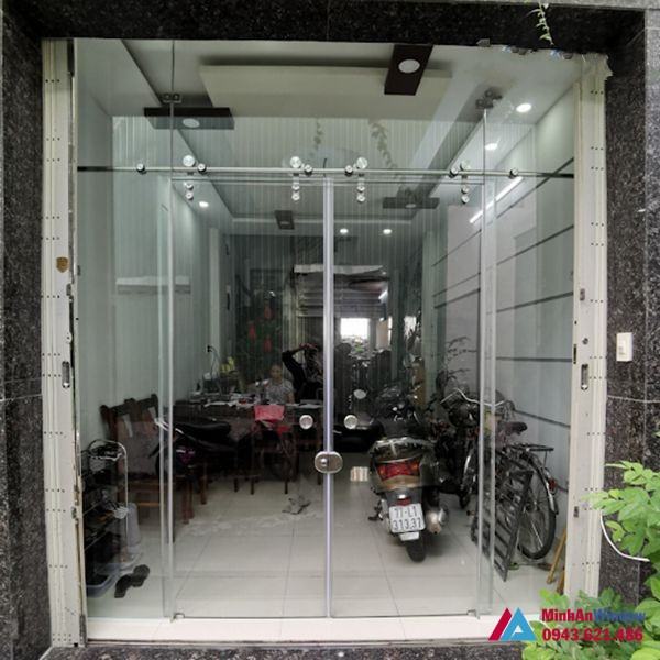 Lắp Đặt Các Mẫu Cửa Kính Cường Lực Treo Chất Lượng Cao 5 cửa kính cường lực