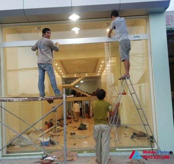 Lắp Đặt Các Mẫu Cửa Kính Cường Lực Treo Chất Lượng Cao 9 cửa kính cường lực