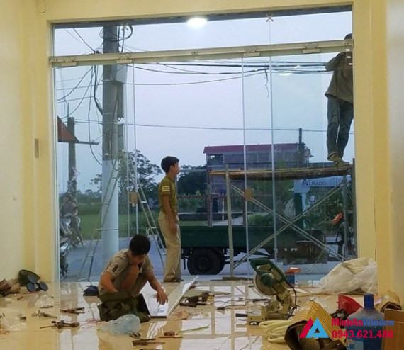 Lắp Đặt Các Mẫu Cửa Kính Cường Lực Treo Chất Lượng Cao 8 cửa kính cường lực