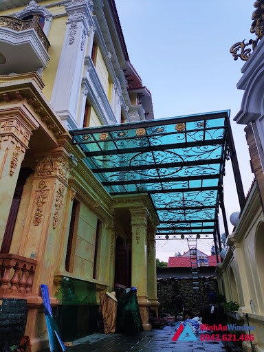 Biệt thự sử dụng mái kính khung sắt nghệ thuật đẹp Biệt thự sử dụng mái kính khung sắt nghệ thuật đẹp